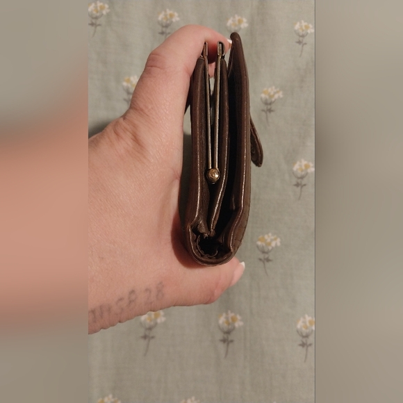 DIOR kiss lock compact wallet - Picture 4 of 9